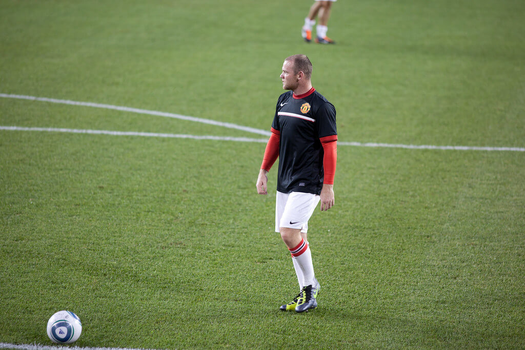 Wayne Rooney con el uniforme del Manchester United durante un partido